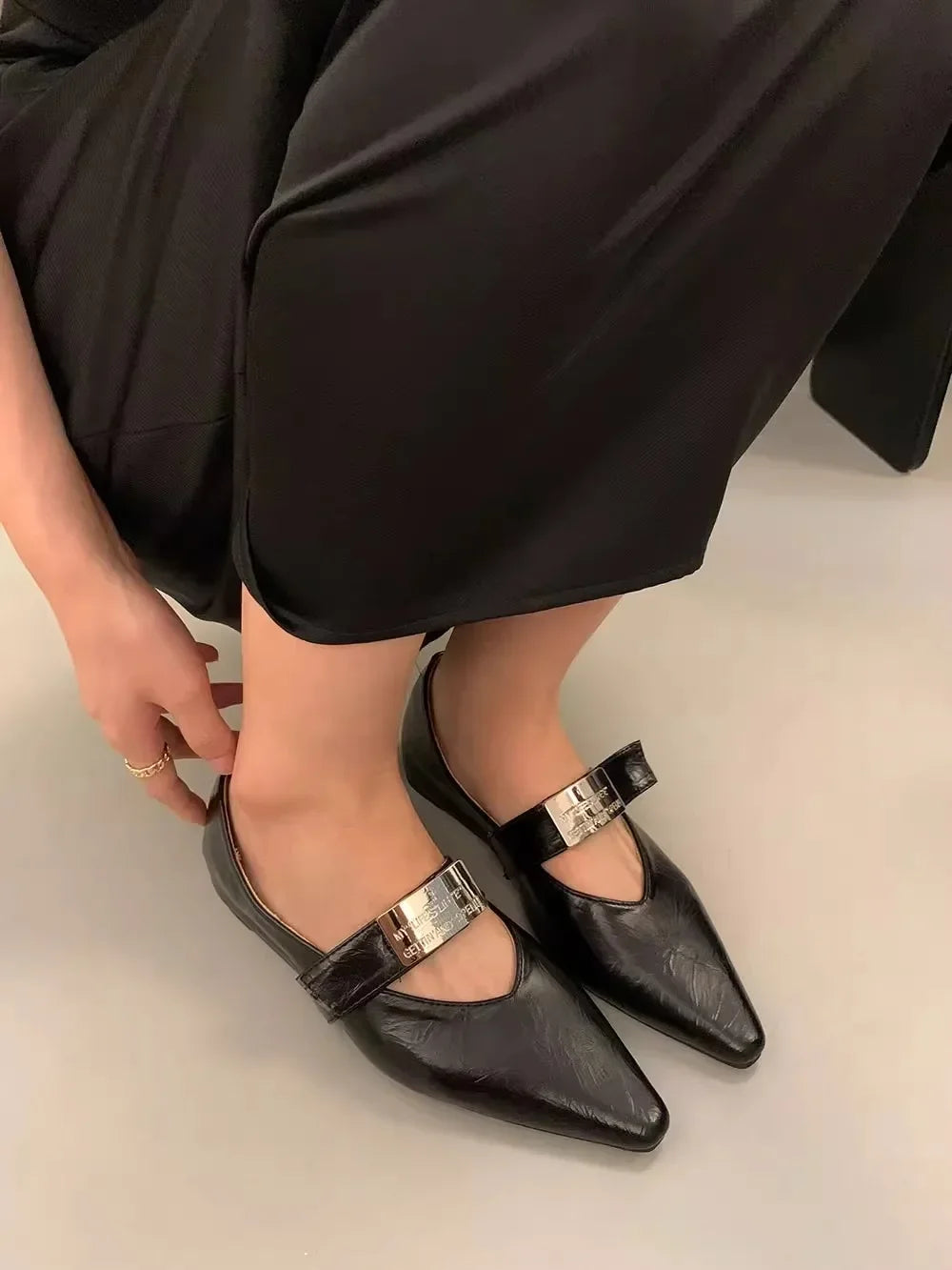 Casual Buckle Design Fine Plaid Leather Retro Pointed Toe Low-Heeled Shoes