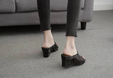 Elegant Non-slip Plastic Fashion Outdoor Wear Thick Soles Wedge Sandals