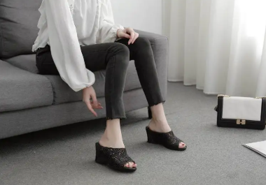 Elegant Non-slip Plastic Fashion Outdoor Wear Thick Soles Wedge Sandals