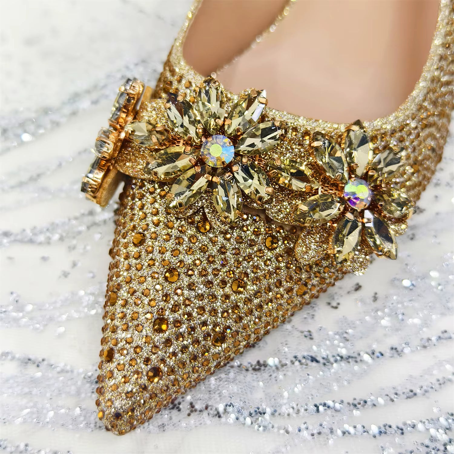 Special Design Pointy Toe Party High Heels And Exquisite Clutch Bag
